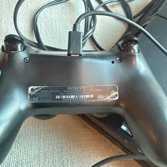 Sony PS4 Console with Controller + Chord - Picture 7 of 7